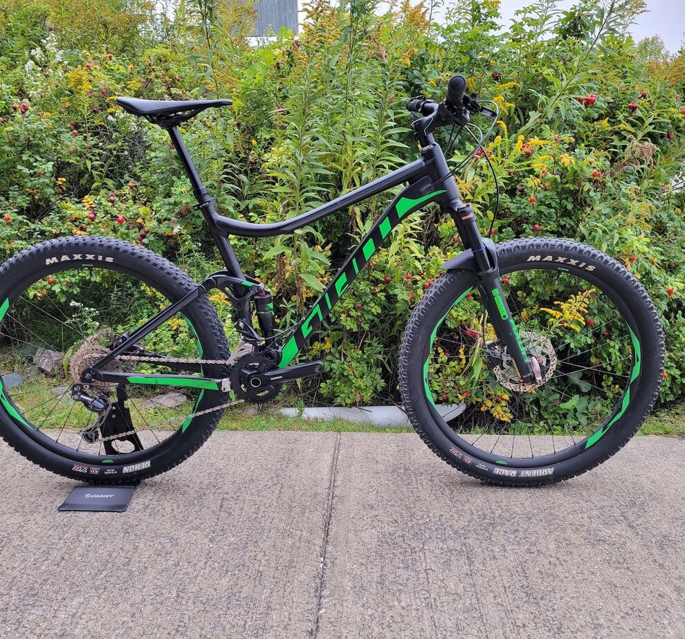 Giant 2019 Giant Stance 2 Large, Black/Green 27.5 - PRE-OWNED