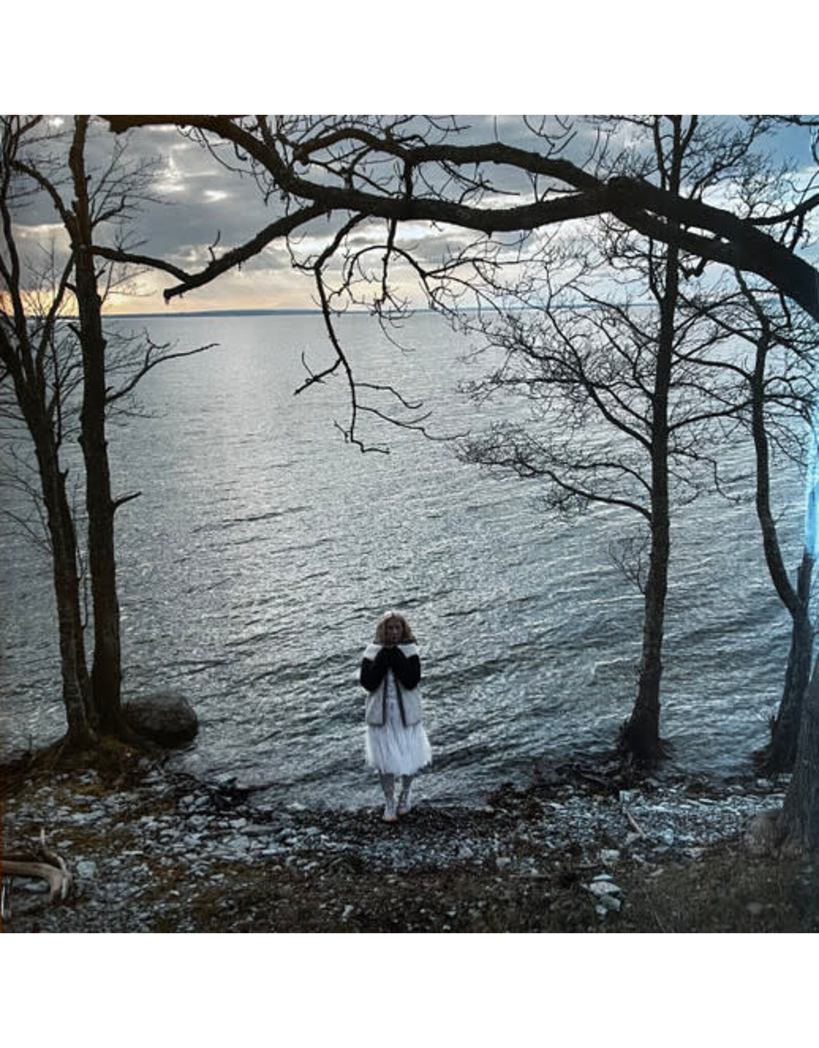 ionnalee / Close Your Eyes