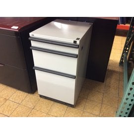 15x19 1/2x27 1/2” Lt gray 3 drawer file cabinet (3/12/2020)