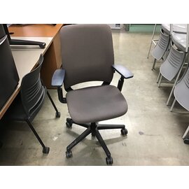 Brown Pattern Steelcase High Back Adjustable Desk Chair 5/8/26