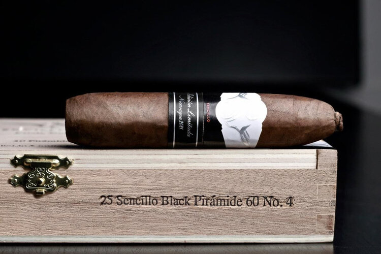 Sencillo Sencillo Black Piramide No. 4 - Box 25
