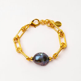 Golden Link Bracelet with Black Freshwater Pearl
