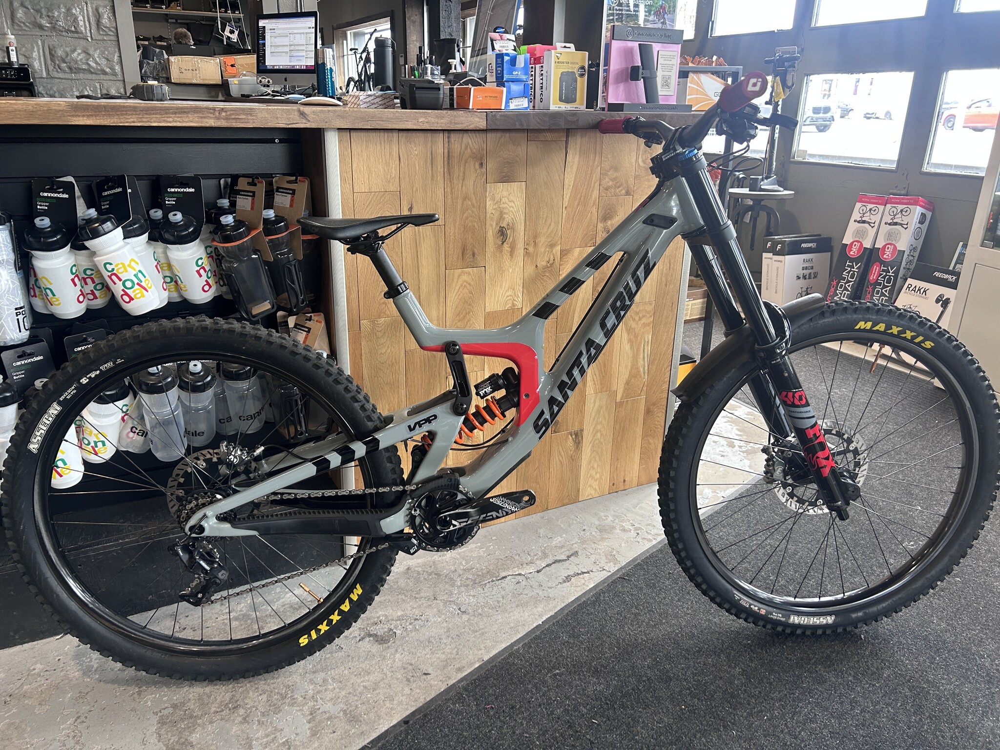 Santa Cruz Bicycles V10 7 CC, LG, Usagé, 2023