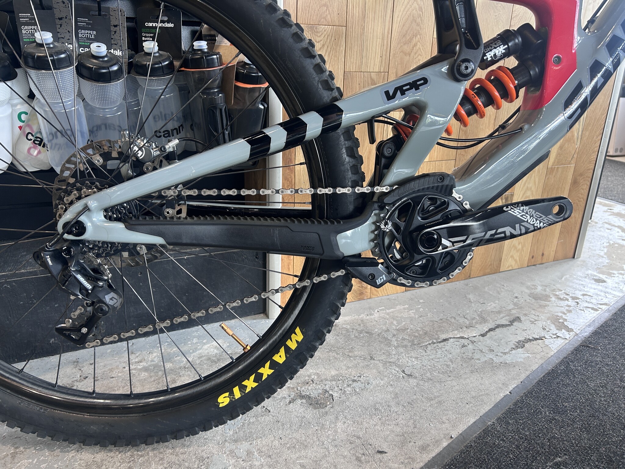 Santa Cruz Bicycles V10 7 CC, LG, Usagé, 2023