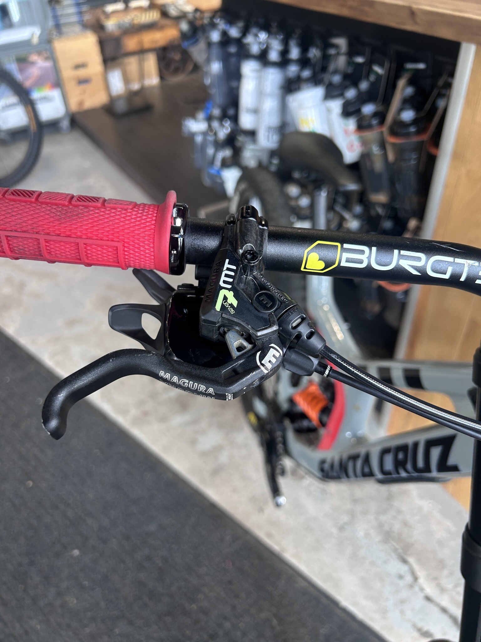 Santa Cruz Bicycles V10 7 CC, LG, Usagé, 2023