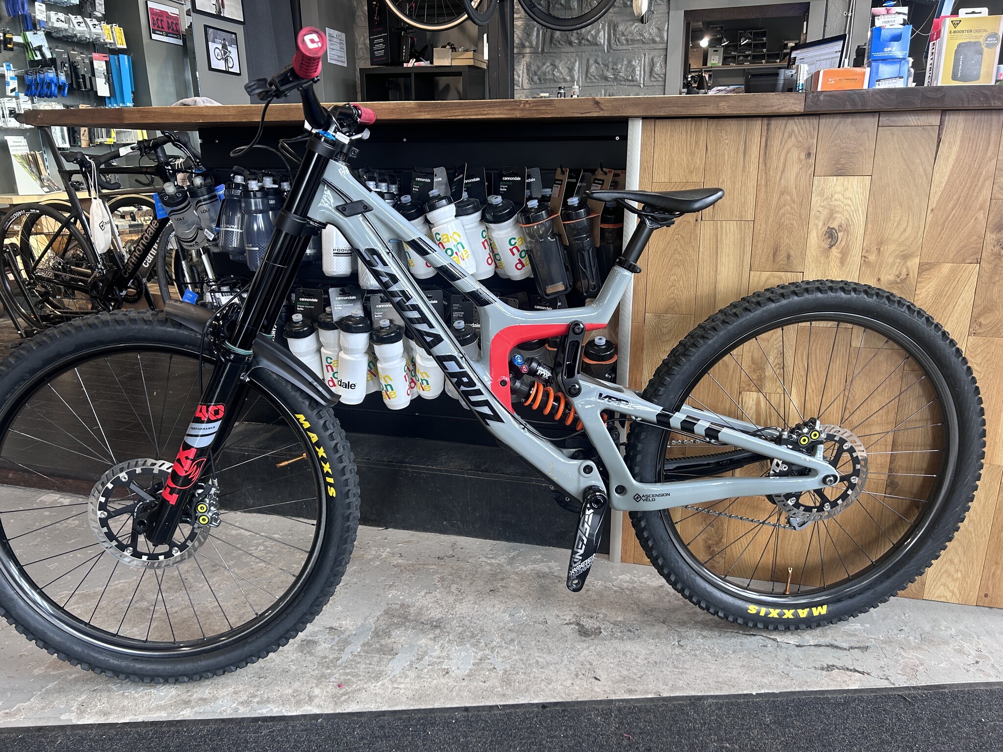 Santa Cruz Bicycles V10 7 CC, LG, Usagé, 2023