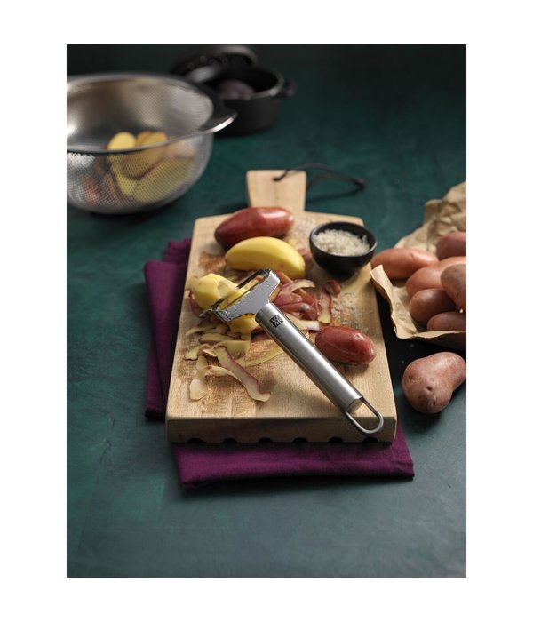 https://cdn.shoplightspeed.com/shops/610486/files/29463579/600x700x2/zwilling-zwilling-pro-swivel-y-peeler.jpg