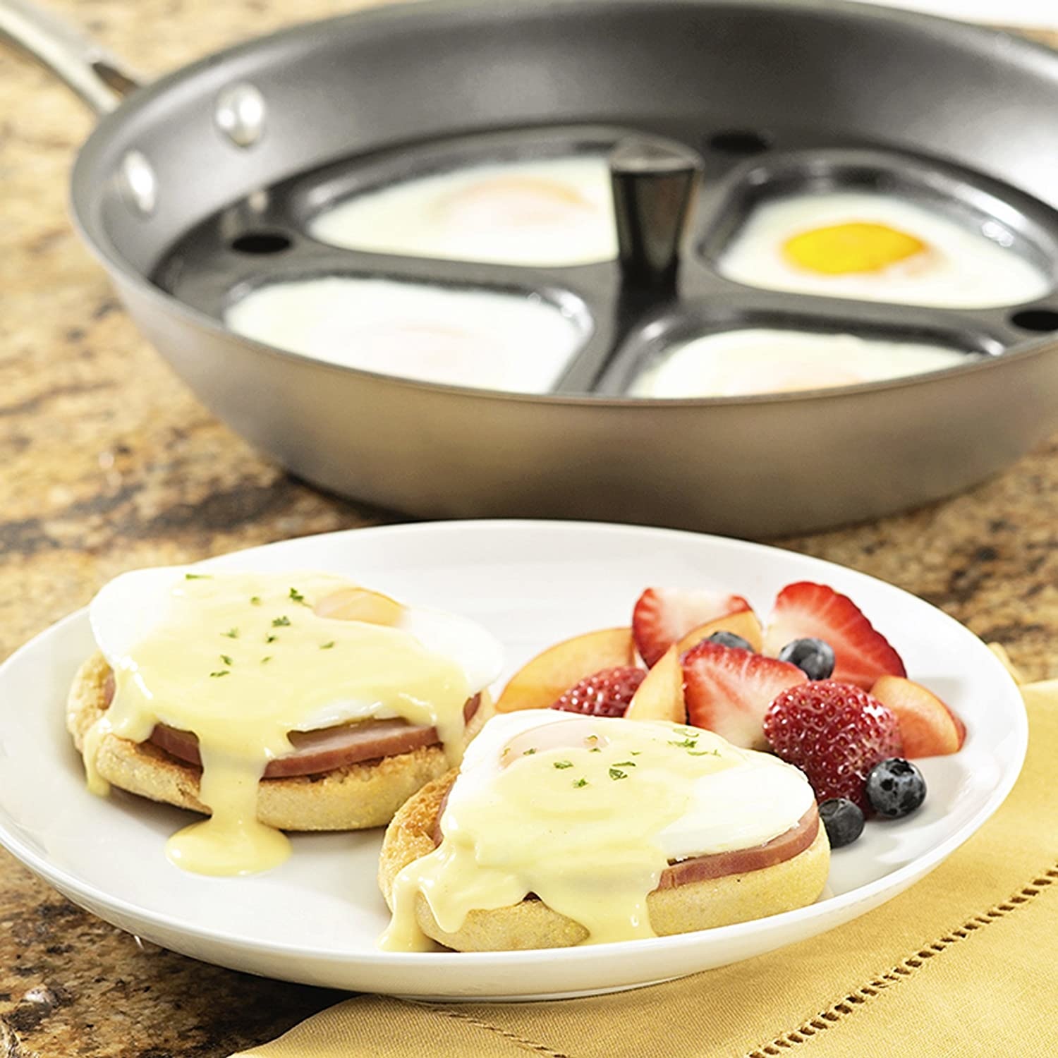 Eggssentials oeufs pochés - 4 tasses antiadhésives pour pocher les œufs -  poêle à œufs en acier inoxydable certifiée FDA et qualité alimentaire PFOA  avec spatule gratuite : : Cuisine et Maison