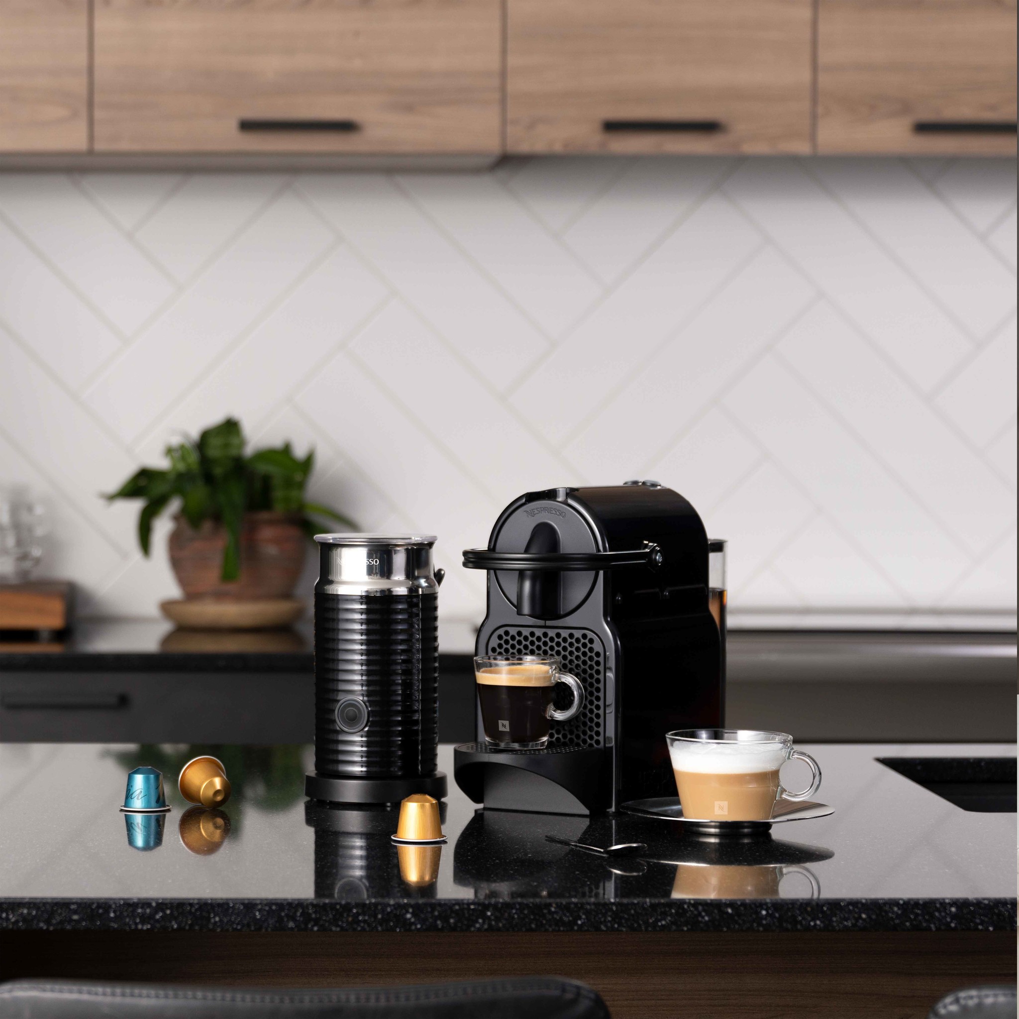 Machine à café Nespresso Inissia avec mousseur à lait, noir, Delonghi —  Boutique de la balayeuse