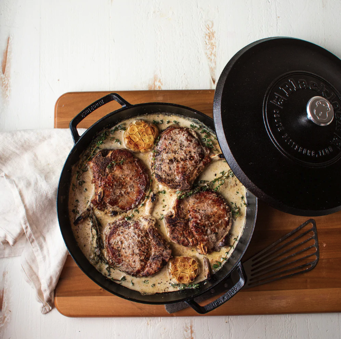 Braiser 'Blacklock' 3.7L en fonte avec couvercle de Lodge Ares