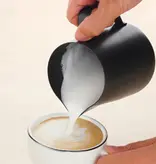 Pichet pour mousser le lait noir 24oz de Café Culture