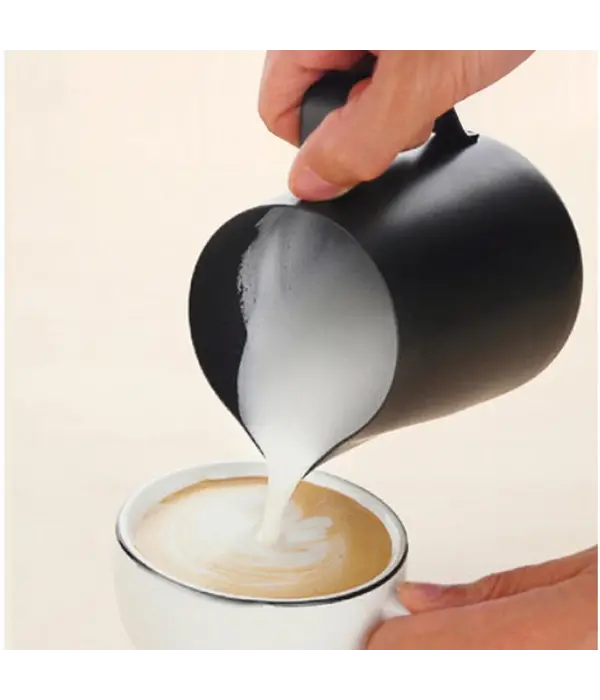 Pichet pour mousser le lait noir 24oz de Café Culture