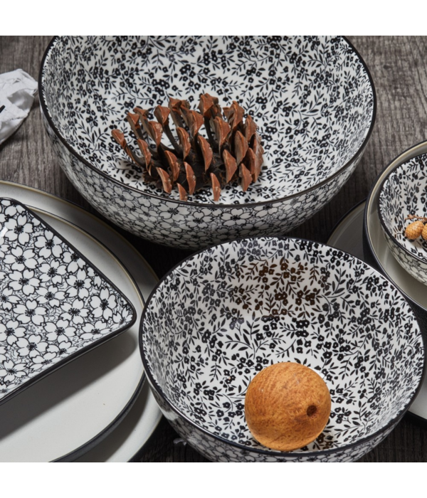 Brilliant Daisy Black Porcelain Bowl 20 cm