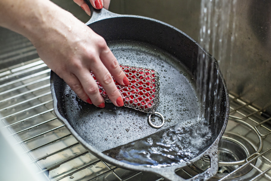 Lodge Chainmail Silicone Scrub Red