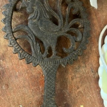 Rooster Cast Iron Tivot