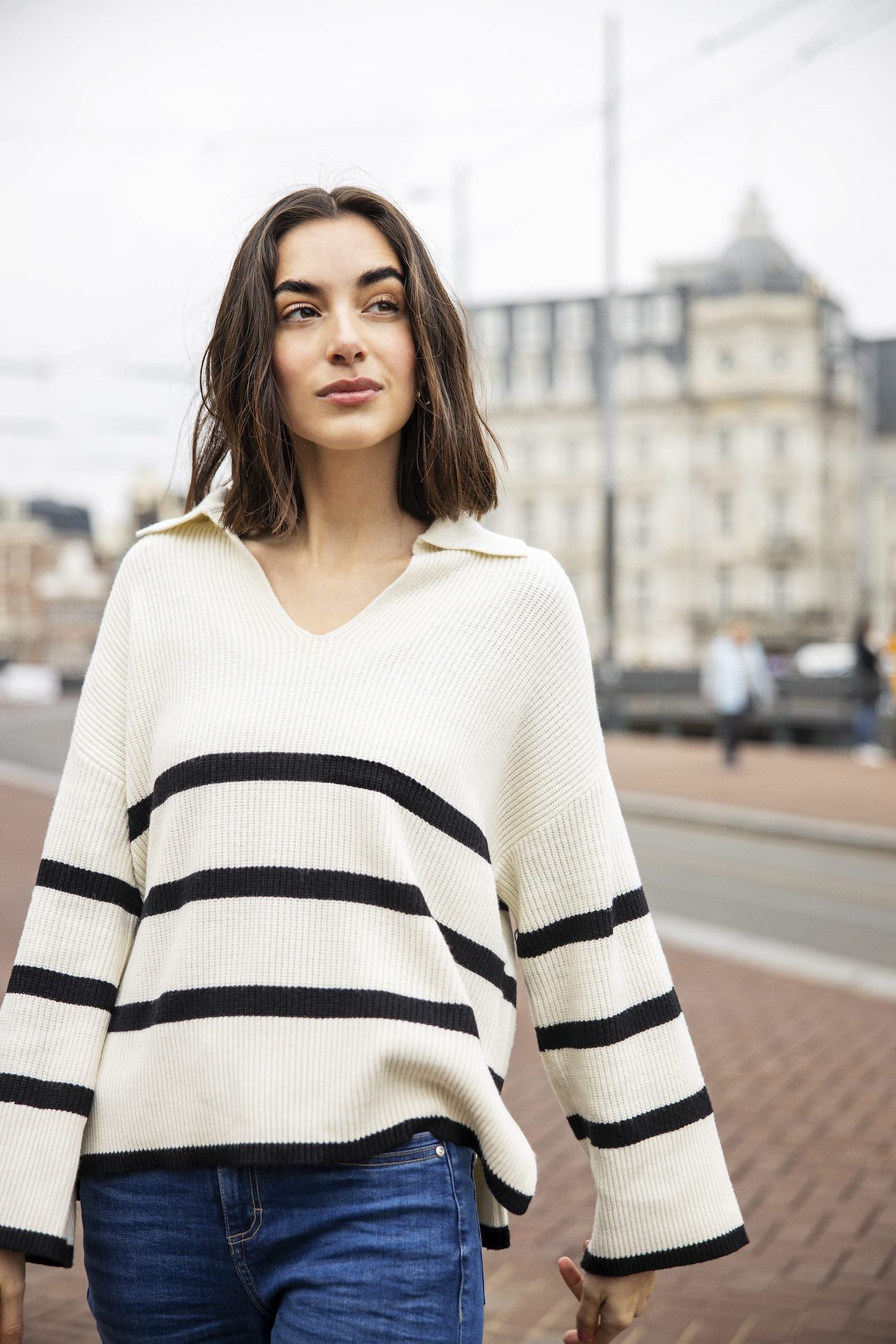 Pull écru rayé avec une coupe droite un col rond et des manches longues  CAROLL - CCV Mode