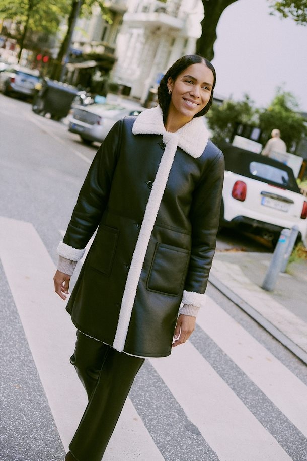 ASANNE BLACK SHERPA COAT Cajodi