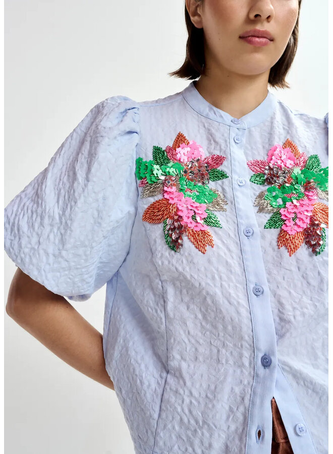 BLOUSE BLEUE FLEURS STRASS