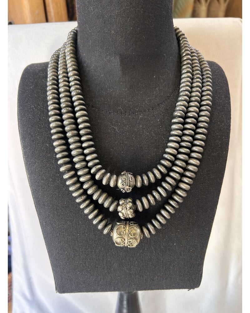 AMY KAPLAN NAVAJO PEARL TRIPLE STRAND