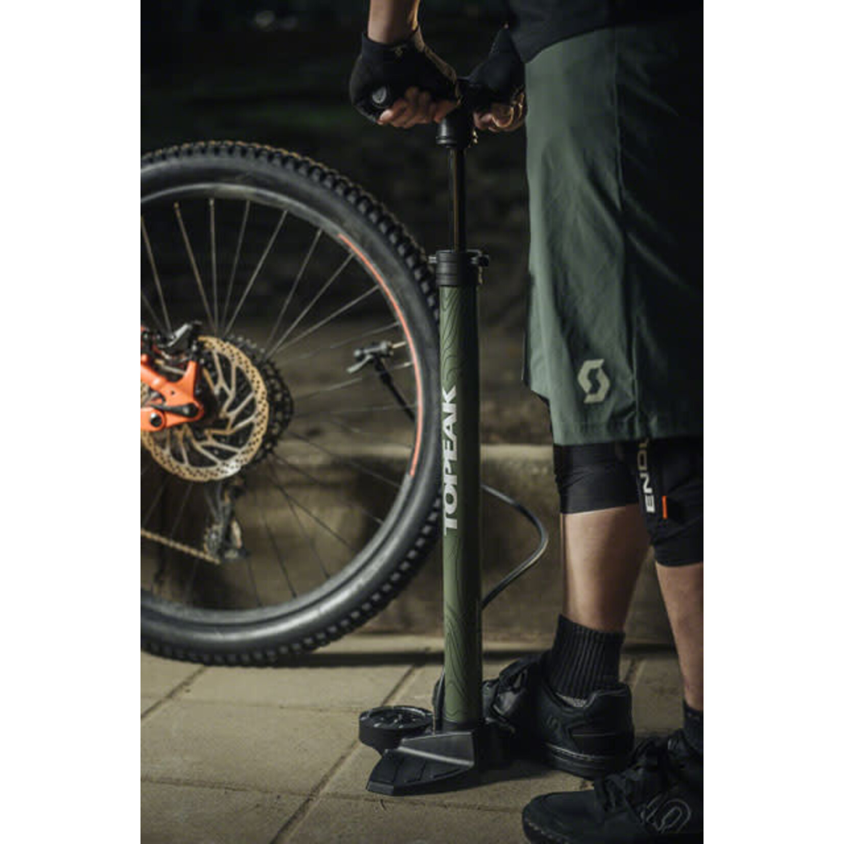 Topeak Joeblow Mtn II Floor Pump Steel Barrel, Plastic Base, 60psi 4bar, 3.5 Gauge, Twinhead