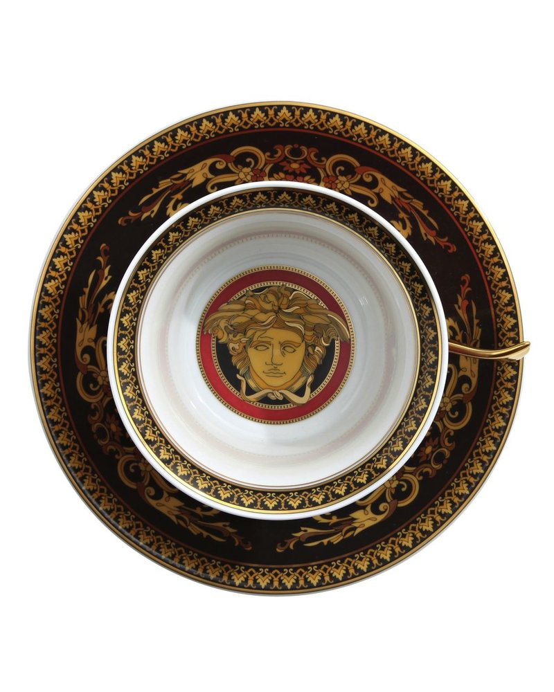 Versace The Medusa collection by Gianni Versace reflects the unmistakably rich, color-intensive world of Versace. The main focal point is a magnificent, gold-colored Medusa head, surrounded by ornate baroque decorations. This collection will serve as a brilliant