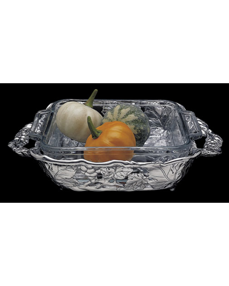 Arthur Court Designs The removable oblong glass Pyrex baking dish allows you to bring a bubbling casserole straight from the oven, place it in the stand and serve at the table.<br />
The Pyrex casserole is dishwasher safe, and has a generous 3-quart capacity.