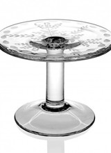 A lovely range of very useful pieces with pretty and delicate engraving. Practical and perfect for the table!