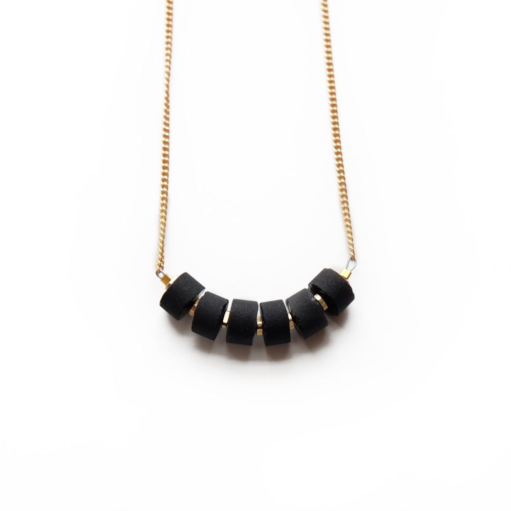 ALIGNMENT NECKLACE IN ONYX 18"