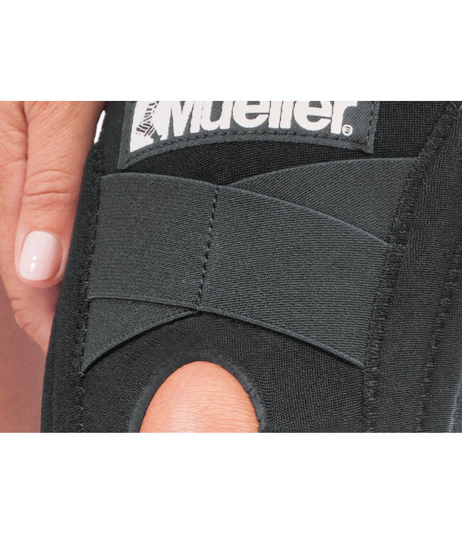 SELFADJUSTING KNEE STABILIZER SoccerWorld SoccerWorld