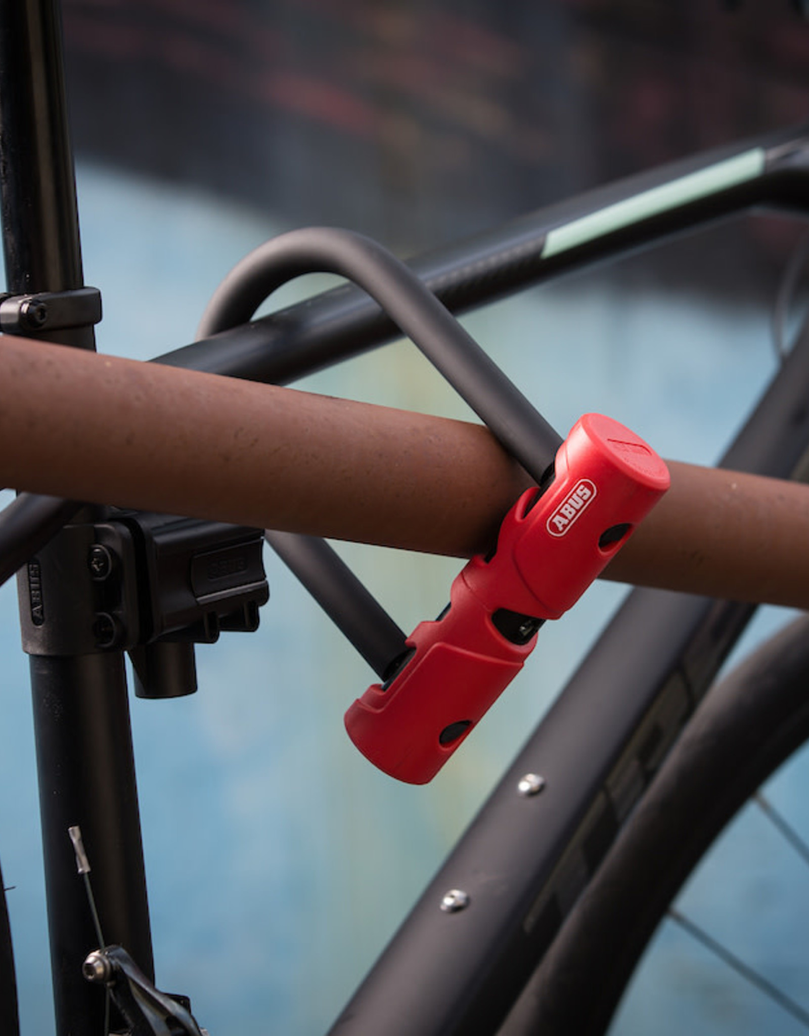 Abus Abus - U-Lock - Ultimate 420 5.5 in. + USH