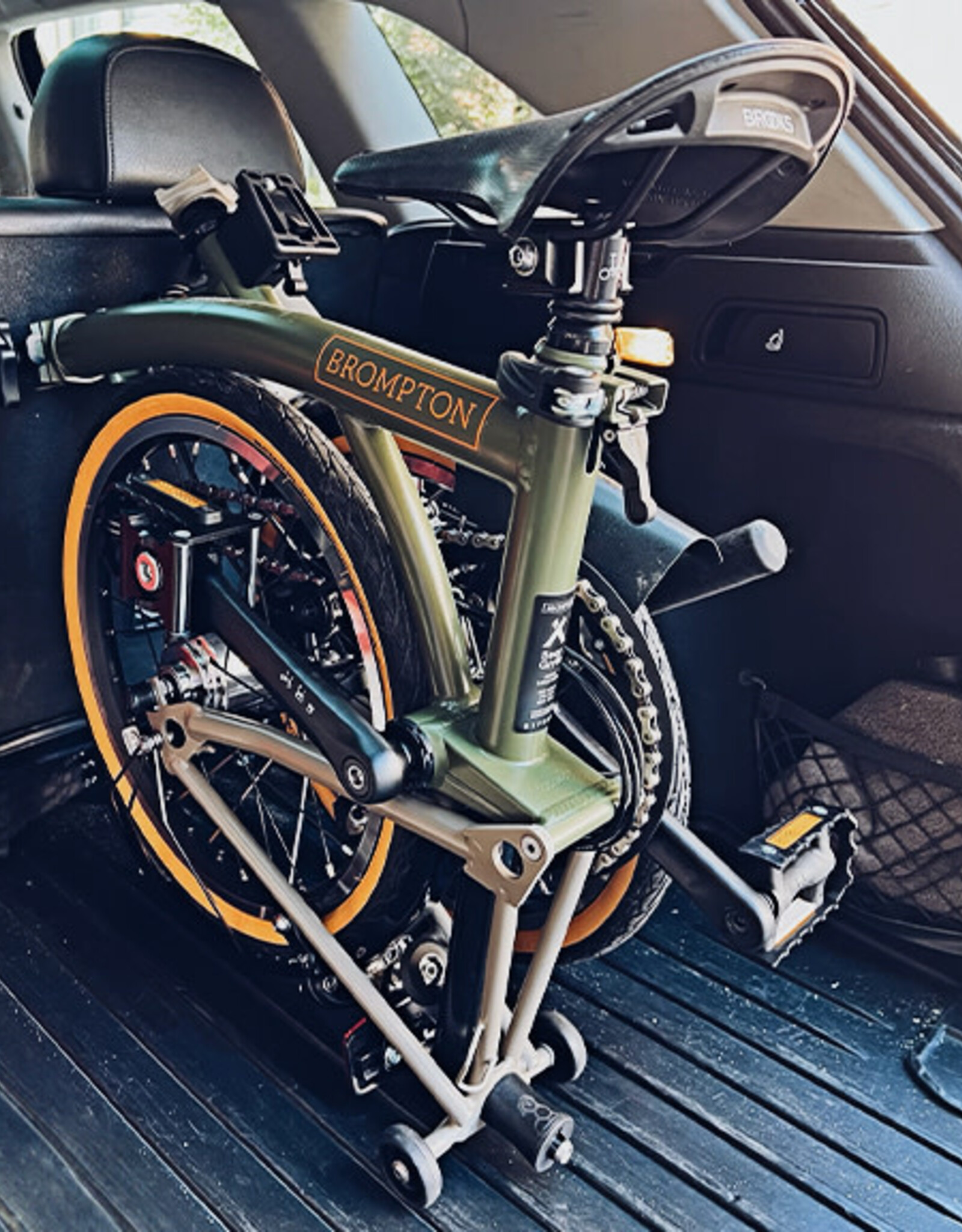 Brompton Brompton X - Bear Grylls C line Explore, M handlebar, Brooks C17 Black, Ergon GE1 Evo Slim Deep Moss, Eazy Wheels