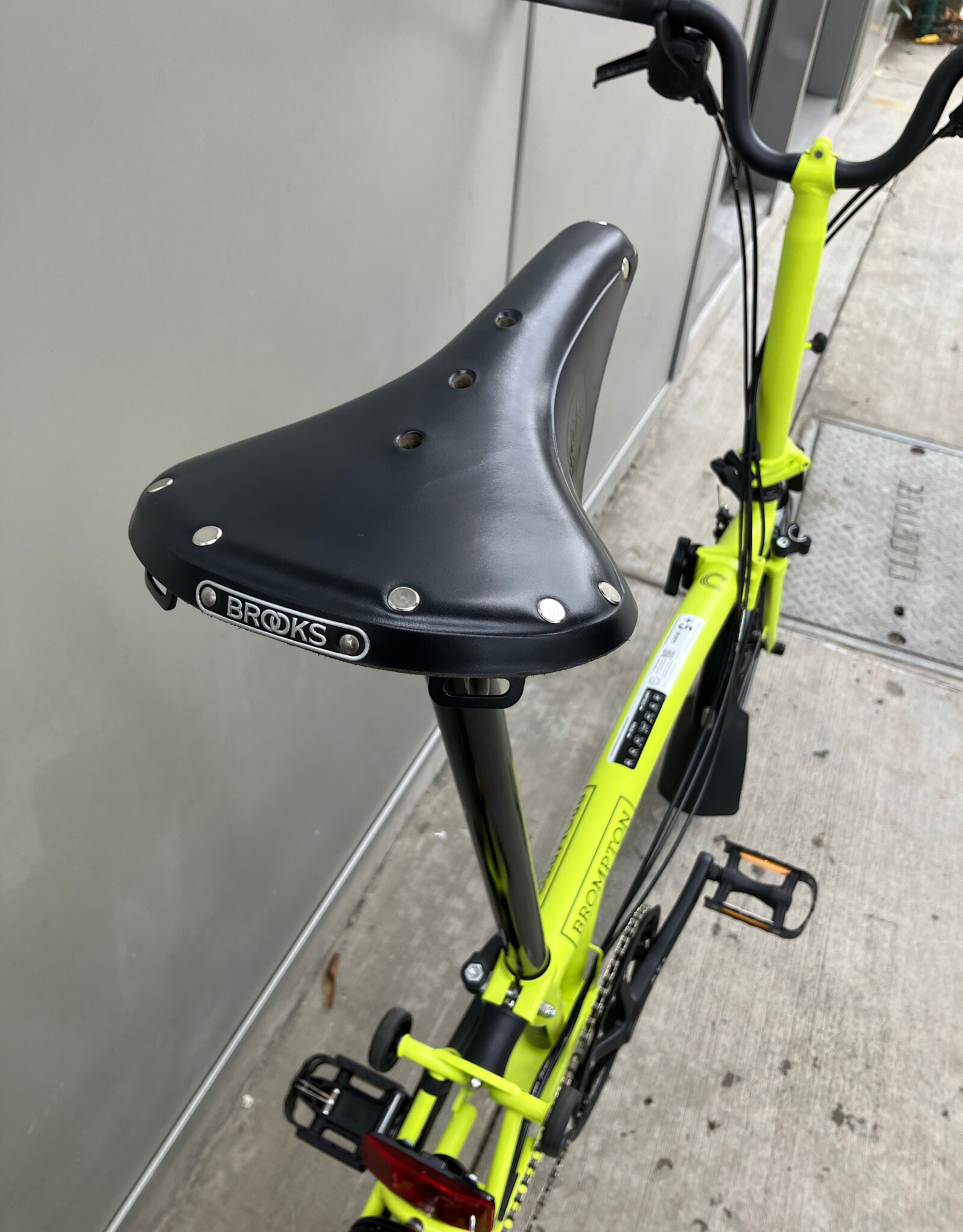 Brompton Brompton - Bike - C Line Explore 6 Spd, Yuzu Green, M Handlebar, Brooks B17 Classic Saddle (Black), Extended Seatpost, Brompton Ergonomic Grips