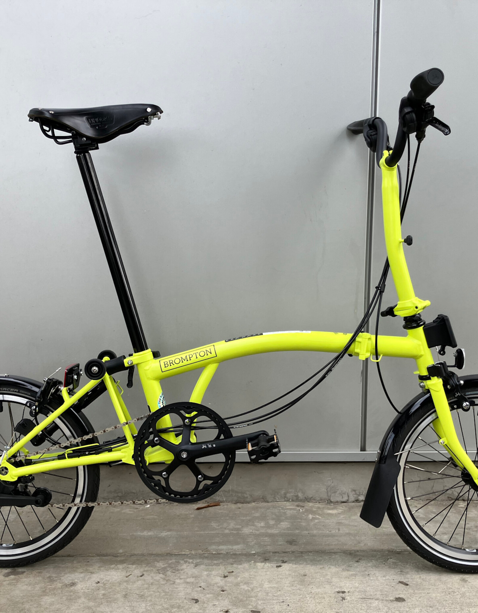 Brompton Brompton - Bike - C Line Explore 6 Spd, Yuzu Green, M Handlebar, Brooks B17 Classic Saddle (Black), Extended Seatpost, Brompton Ergonomic Grips