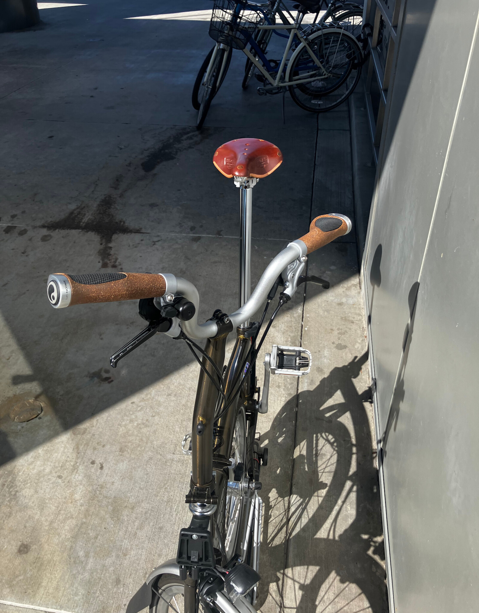 Brompton Brompton - Bike - C Line 6-speed, Mid-rise HB, Std SP, Brooks B17s Special Brown, Ergon GP1-S BioKork Grips, Dynamo lighting, Rear Rack, Black Lacquer w/Chrome Parts