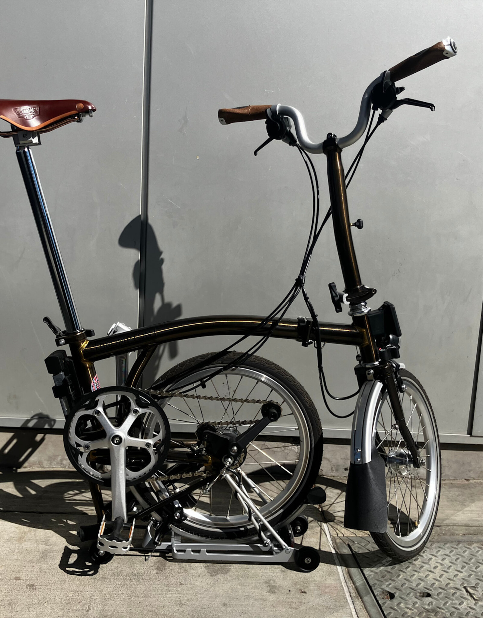 Brompton Brompton - Bike - C Line 6-speed, Mid-rise HB, Std SP, Brooks B17s Special Brown, Ergon GP1-S BioKork Grips, Dynamo lighting, Rear Rack, Black Lacquer w/Chrome Parts