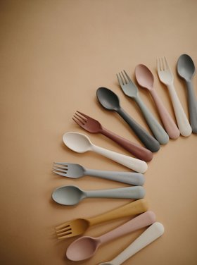 https://cdn.shoplightspeed.com/shops/611310/files/30053550/280x376x1/mushie-co-fork-spoon-set.jpg