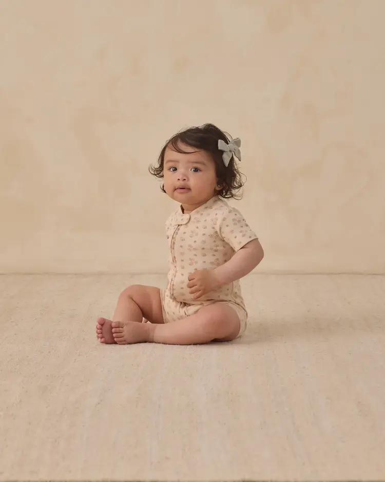 Rylee + Cru LLC ZIP SHORT SLEEVE SLEEPER || STRAWBERRIES