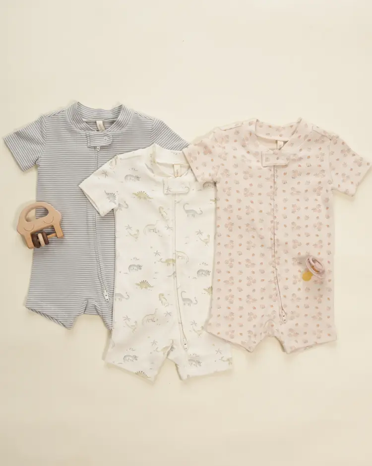 Rylee + Cru LLC ZIP SHORT SLEEVE SLEEPER || STRAWBERRIES
