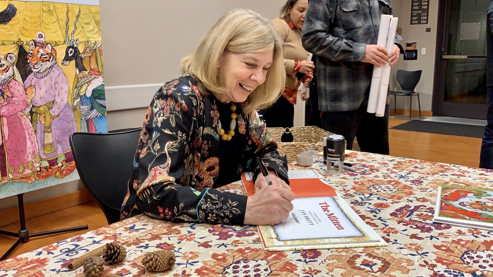 Jan Brett signing books