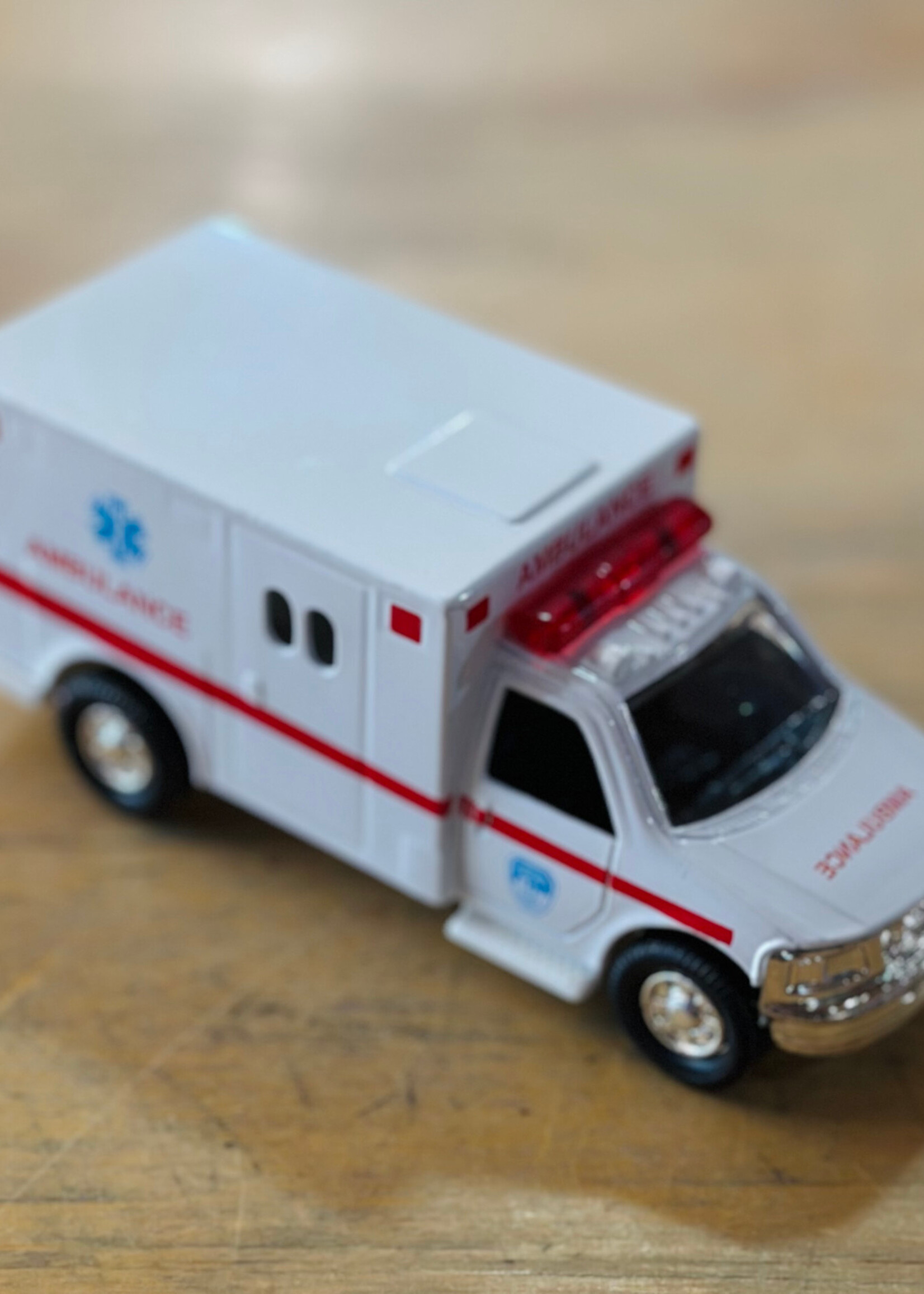 The Toy Network Die-Cast Pull Back Rescue Ambulance