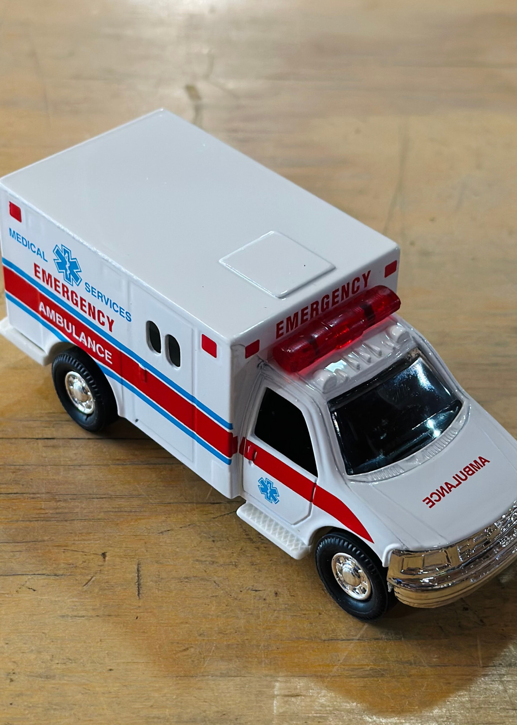 The Toy Network Die-Cast Pull Back Rescue Ambulance