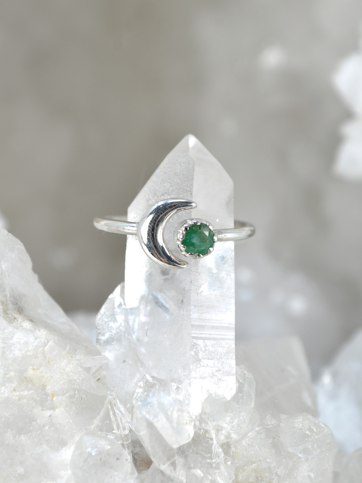 Stunning India Emerald ring with a small green emerald stone surrounded by a moon crescent shaped silver setting