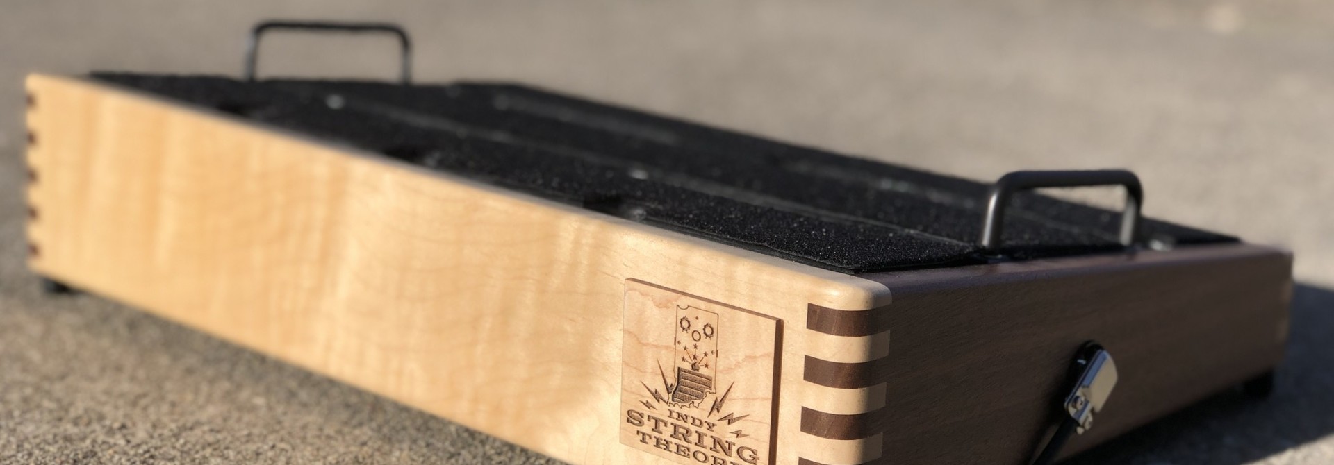 Indy String Theory Pedalboard Maple/Walnut 18" x12" (No Case)