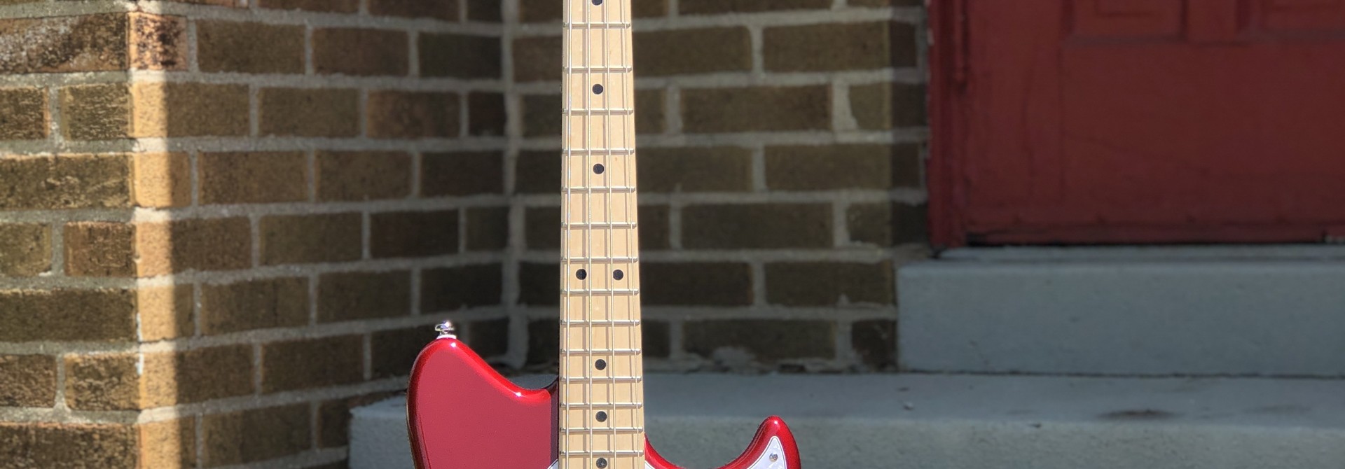 G&L Tribute Fallout Short Scale Bass Candy Apple Red w/ D'Angelico Bag