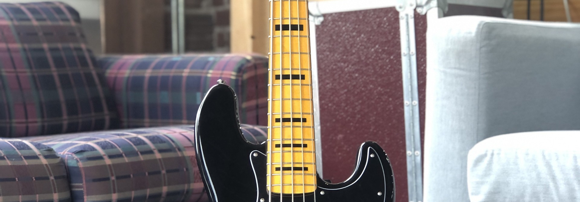 Squier Classic Vibe 70s Jazz Bass V Black w/ Maple Neck
