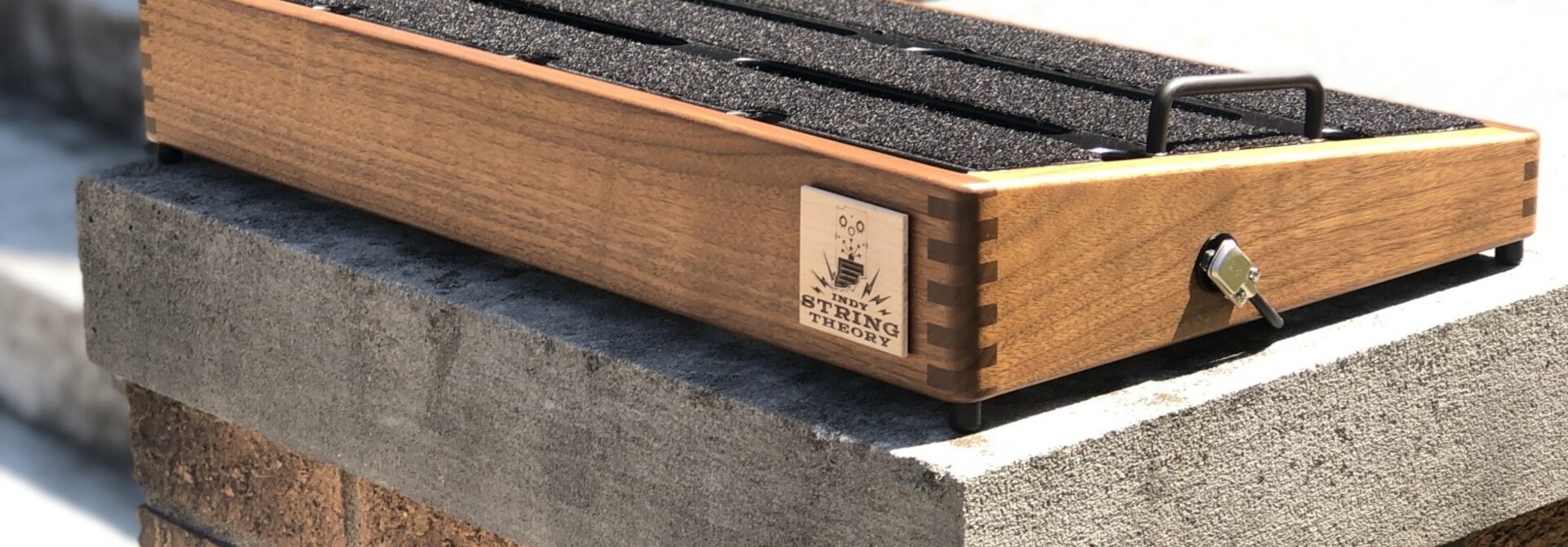 Indy String Theory B-Stock Pedalboard Walnut 24"x 14" #60-B w/ Mono Tour 2.0 Case