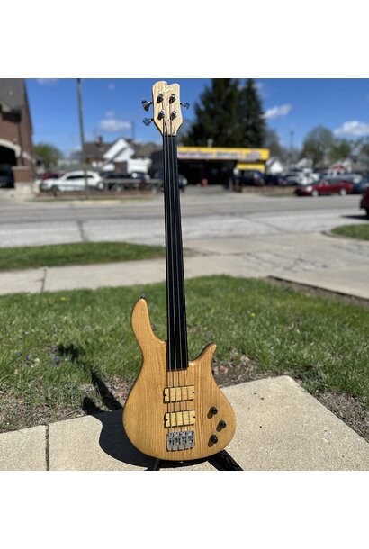 Kuanchi7 Custom 4-string Fretless Bass