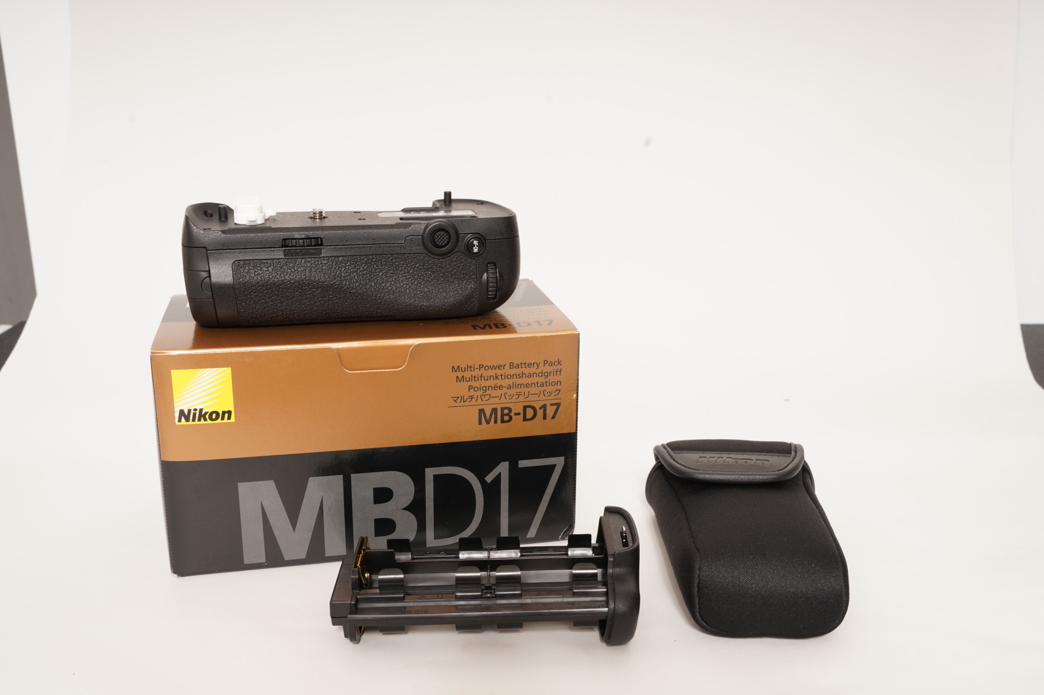 Nikon D500 MB-D17