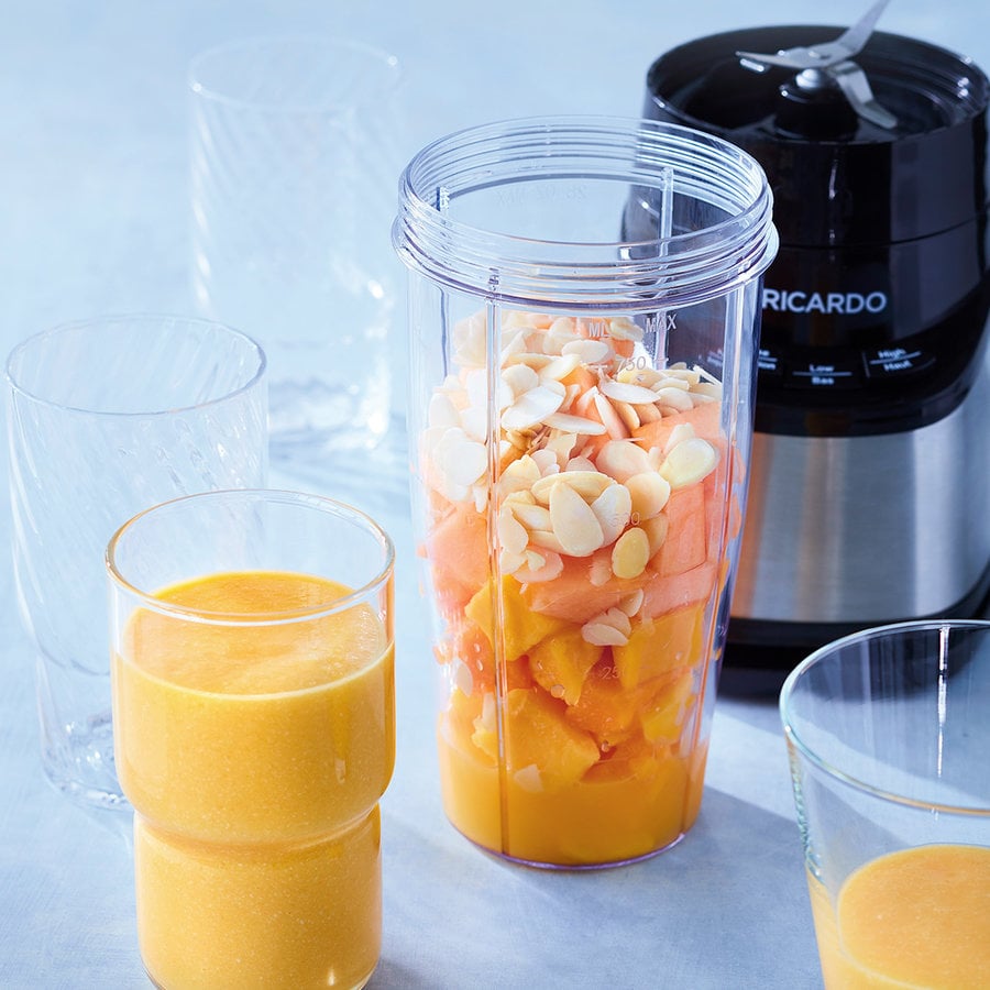 Mélangeur électrique Pour Faire Du Jus Frais Debout Sur Une Table Avec Des  Fruits Et Légumes Frais