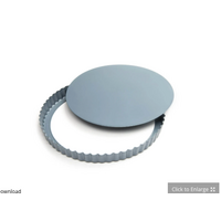 Round non-stick quiche pan with removable bottom